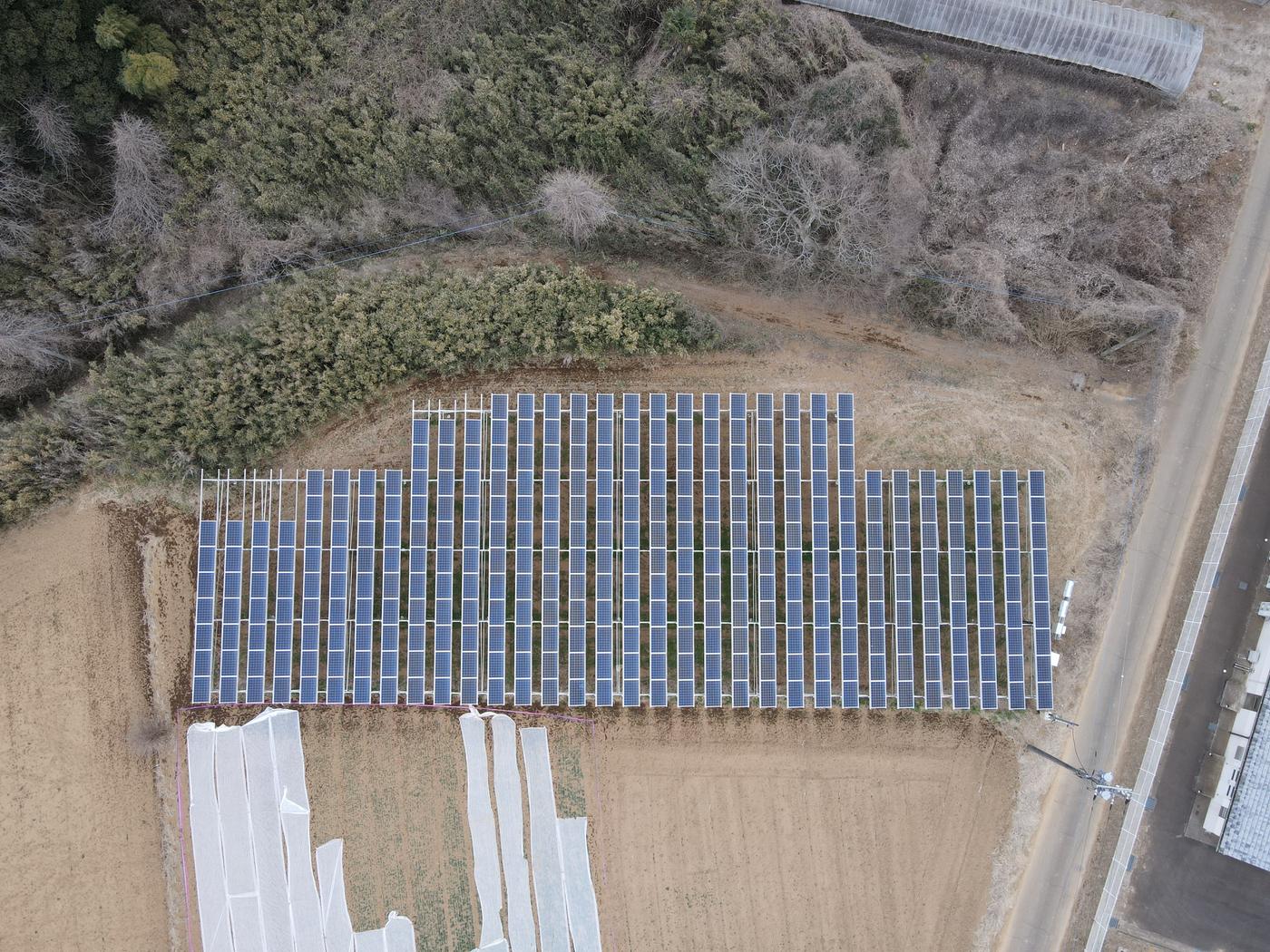 行方市の発電所と農地を上空から撮影した空撮写真