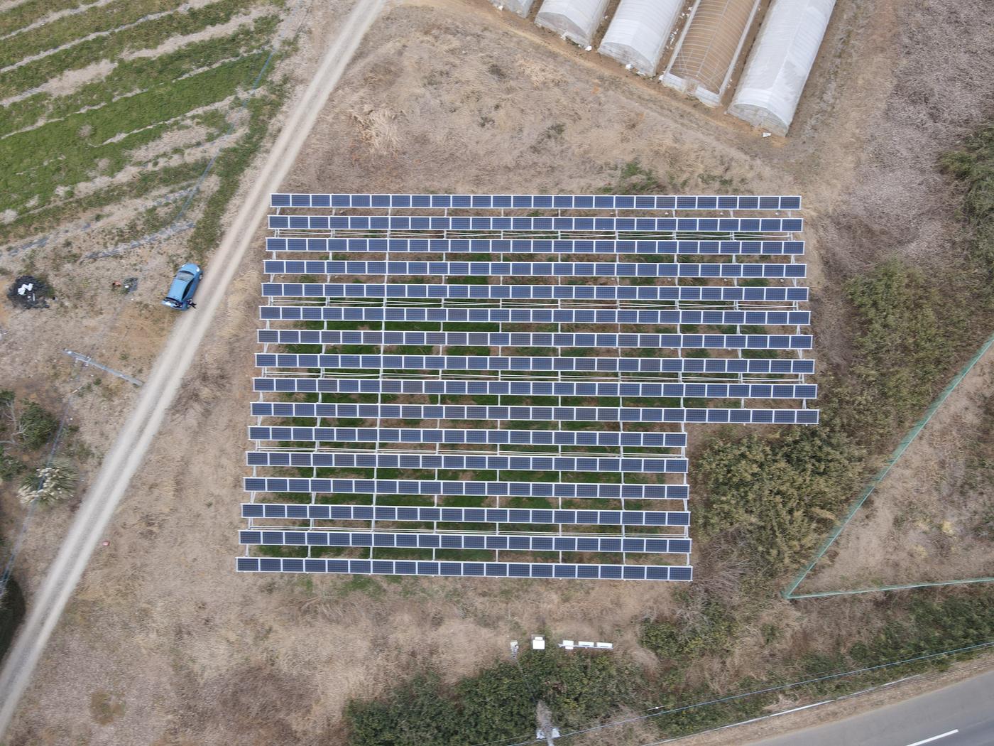 農道沿いの発電所を上空から撮影した空撮写真